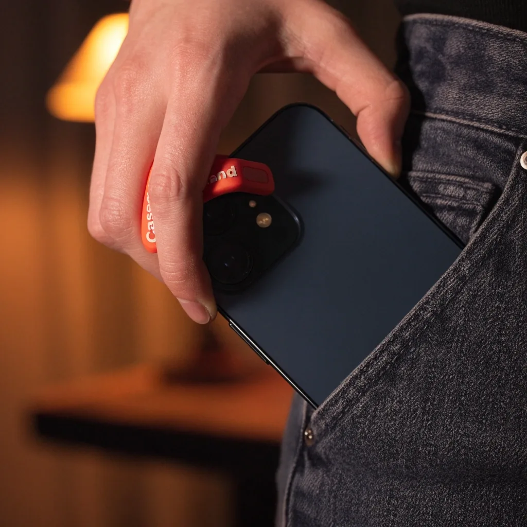 Teléfono con anillo de agarre entrando en un bolsillo ajustado