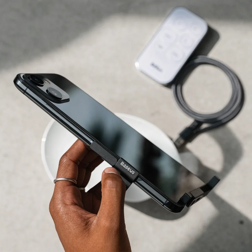 Soporte plegable para celular Baseus sobre fondo claro