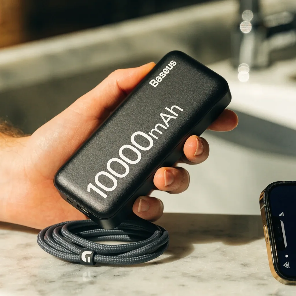 Power Bank Baseus 10000mAh con cable enrollado sobre fondo claro
